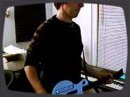 Lorsqu'on s'ennuie, quoi de mieux que de hacker la guitare du jeu Guitar Hero afin de la transformer en véritable instrument... lol....