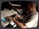 Jordan Rudess, clavier du groupe Dream Theater, s'amuse avec le Memotron qui n'est autre qu'un clavier modlisant le fameux Mellotron.