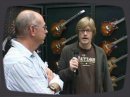 Bob Taylor discute de la gamme 2009 des guitares Taylor. Il prsente la nouvelle T3 SolidBody et le porocessus de construction  la demande.