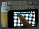 Une petite application pour iPhone qui transforme ce dernier en une sorte de Tenori-On.